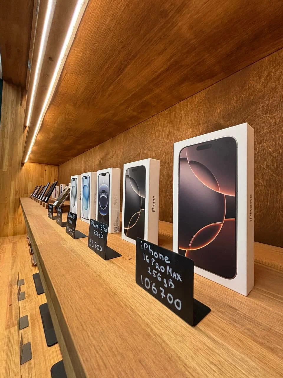 Витрина магазина Простор с устройствами Apple